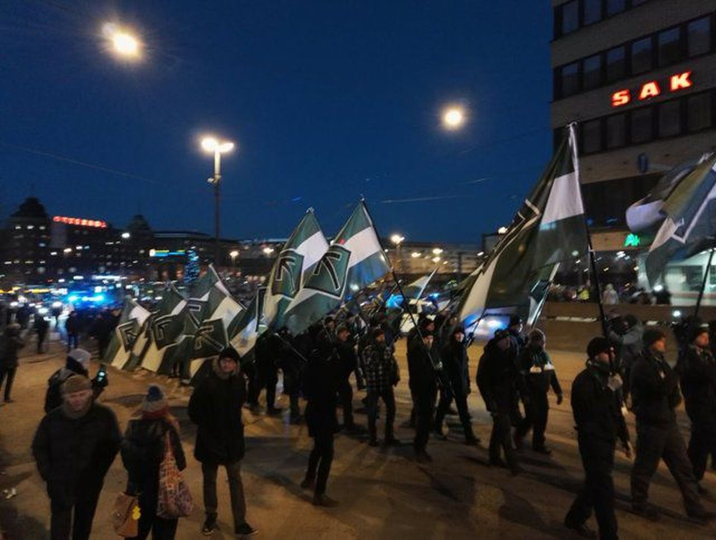 Põhjala Vastupanuliikumisse ridadesse kuuluvad neonatsid marssimas Helsingis möödunud aasta detsembris.
