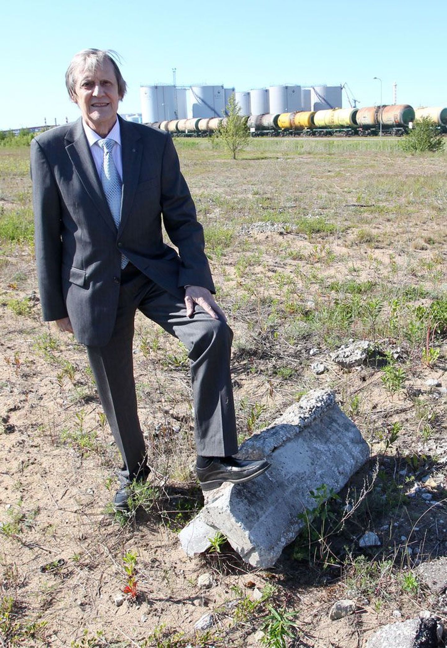 Ökoloogist akadeemik Jüri Martin, kes on ühtlasi Rohuneeme külavanem, seisab Muuga aedlinnas kohas, kuhu sadam soovib uusi ehitisi rajada.