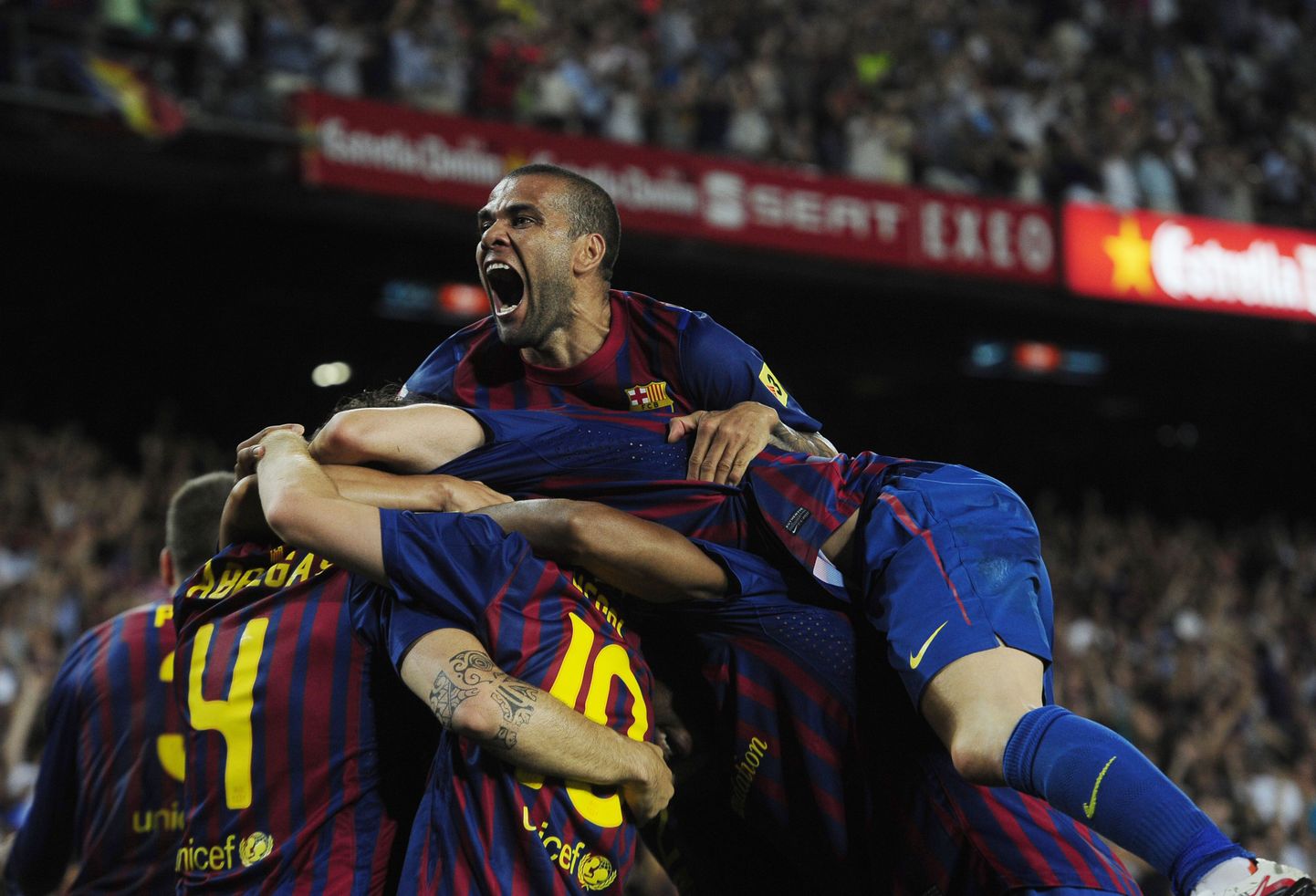 Dani Alves FC Barcelona meeskonnakaaslastega rõõmustamas.