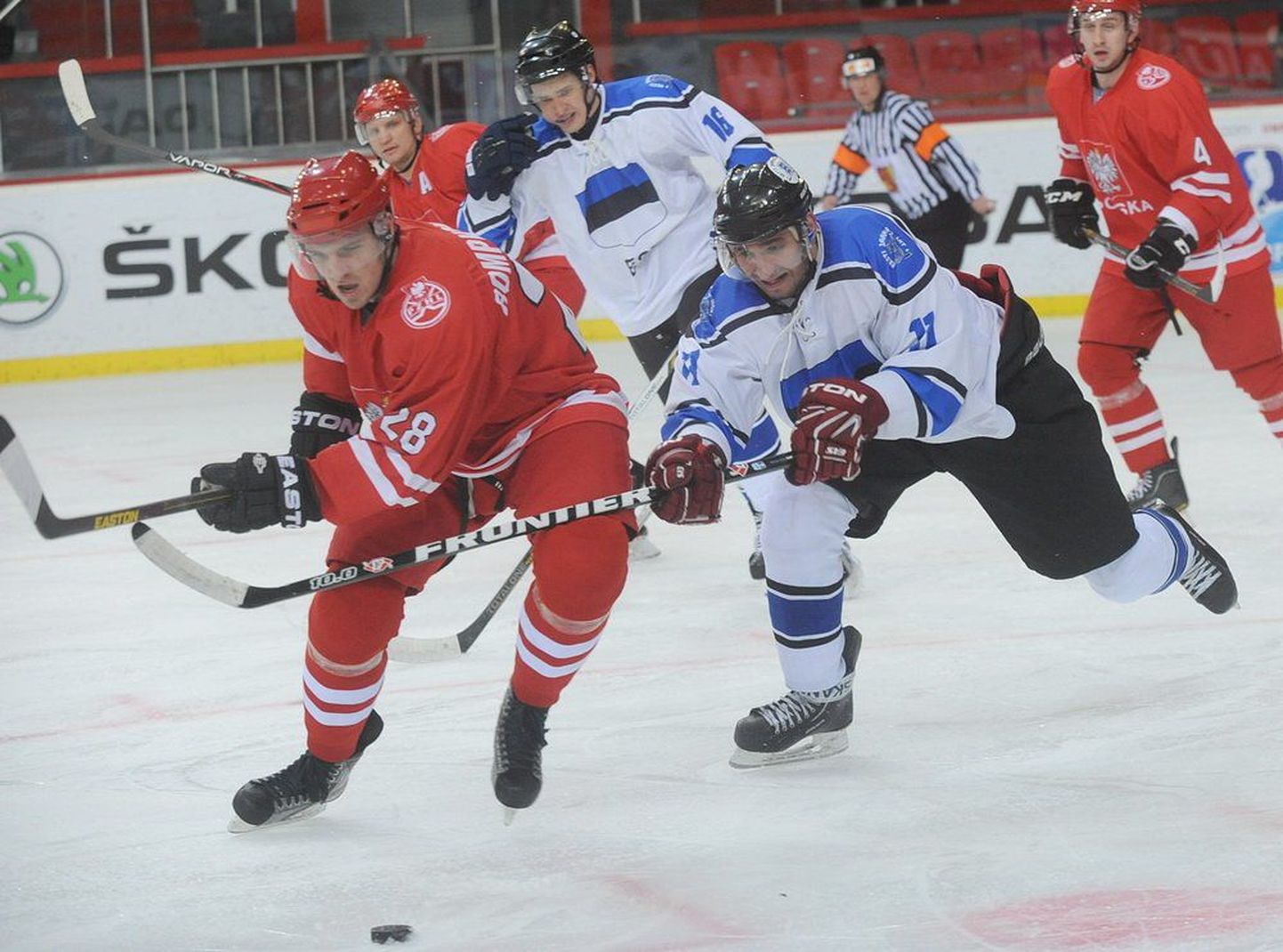 Момент вчерашнего матча Эстония - Польша на чемпионате мира по хоккею в Донецке.