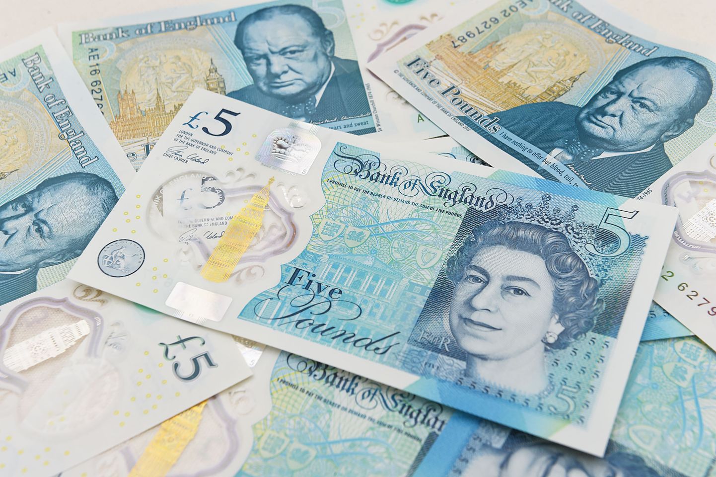UK keskpank tutvustas hiljuti uus 5-naelaseid rahatähti, kus peal Sir Winston Churchill ja kuninganna Elizabeth.