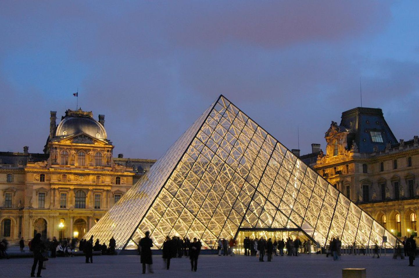 Prantsusmaa pealinnas asuv Louvre`i muuseum, kuhu pääseb läbi klaaspüramiidi.