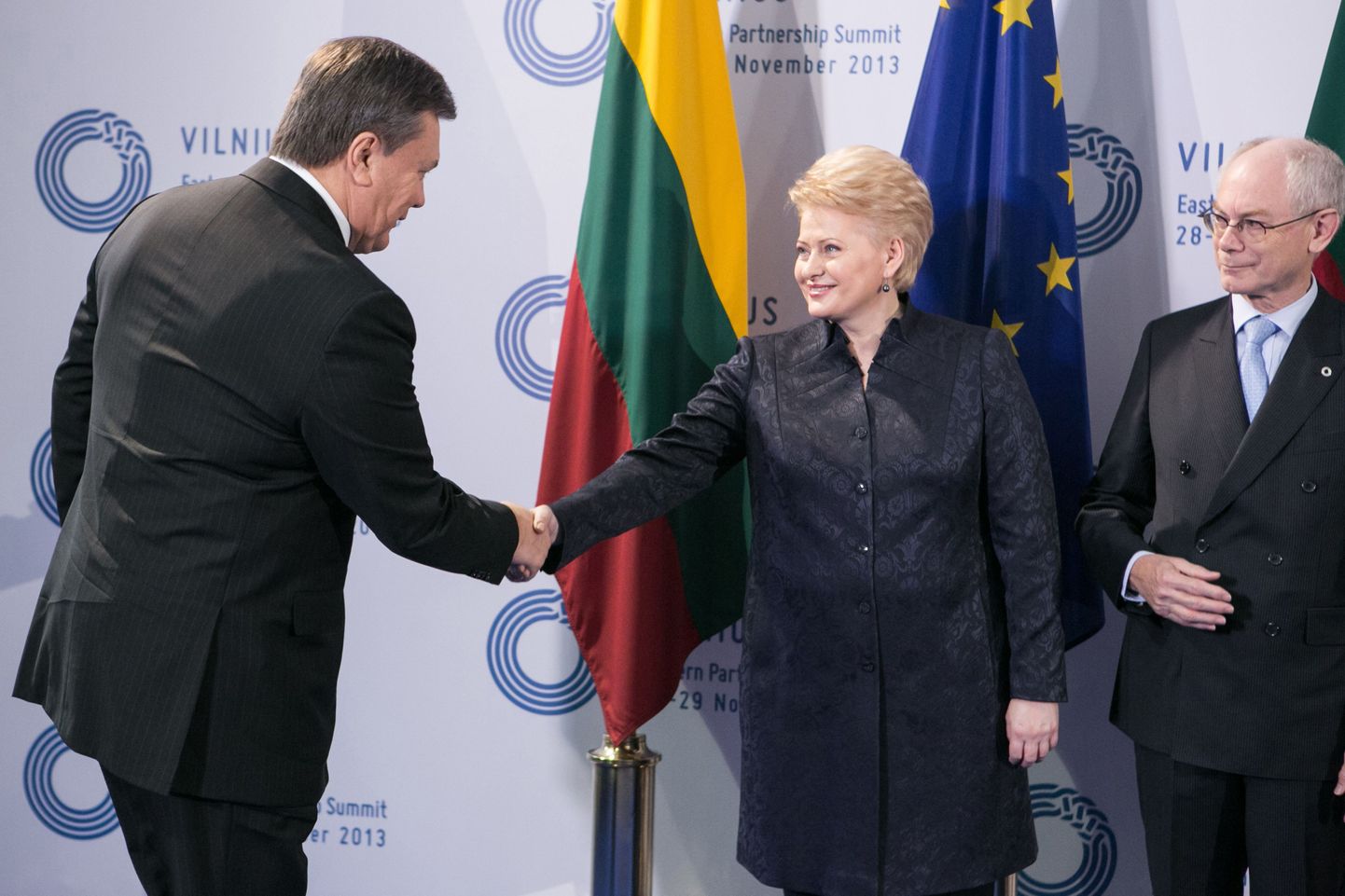Ukraina president Viktor Janukovõtš tervitab Leedu presidenti Dalia Grybauskaitet. Paremal seisab Euroopa Ülemkogu eesistuja Herman van Rompuy. Foto on tehtud täna Vilniuses.