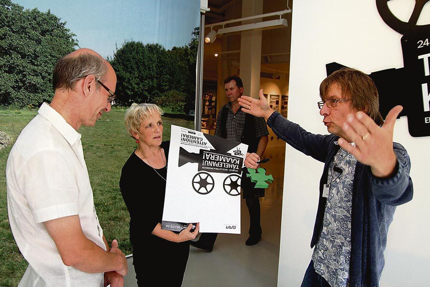 Pärnu muuseumi direktor Aldur Vunk (vasakul), telekunstnik Tiina Alver ja ERRi muuseumi arendusjuht Tiit Kimmel jagasid näituse avamise eel üksteisele veel viimaseid näpunäiteid.