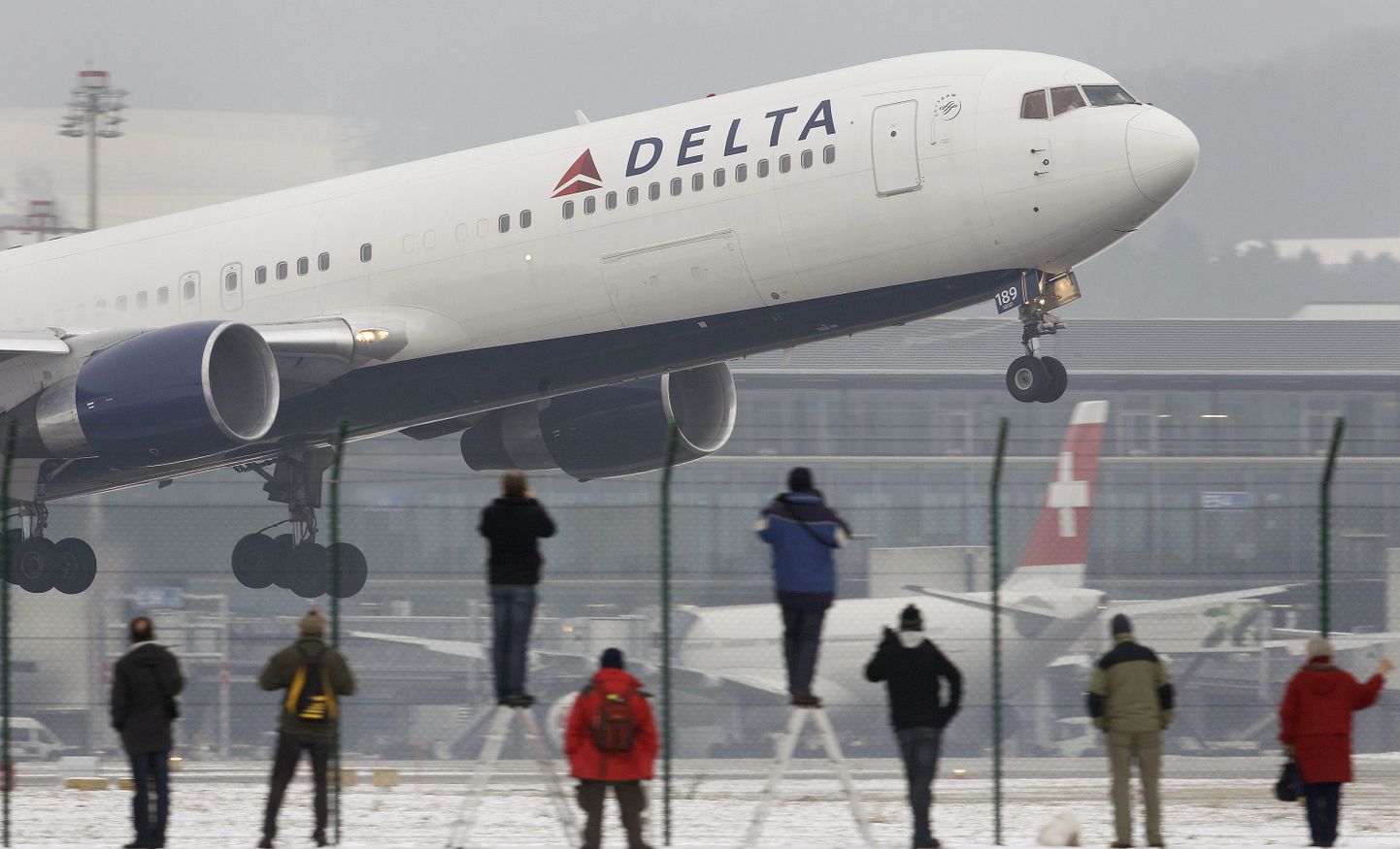 Delta reisilennuk Boeing 767 2010. aastal Zürichi lennuväljalt õhku tõusmas.