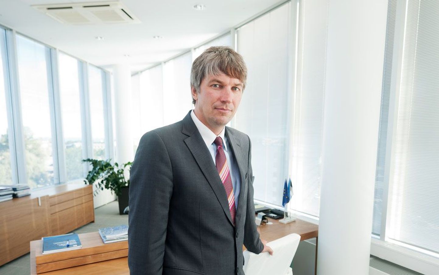 Eesti Raudtee uus juhatuse esimees Ahti Asmann eile esimesel tööpäeval oma uues helevalges kabinetis.