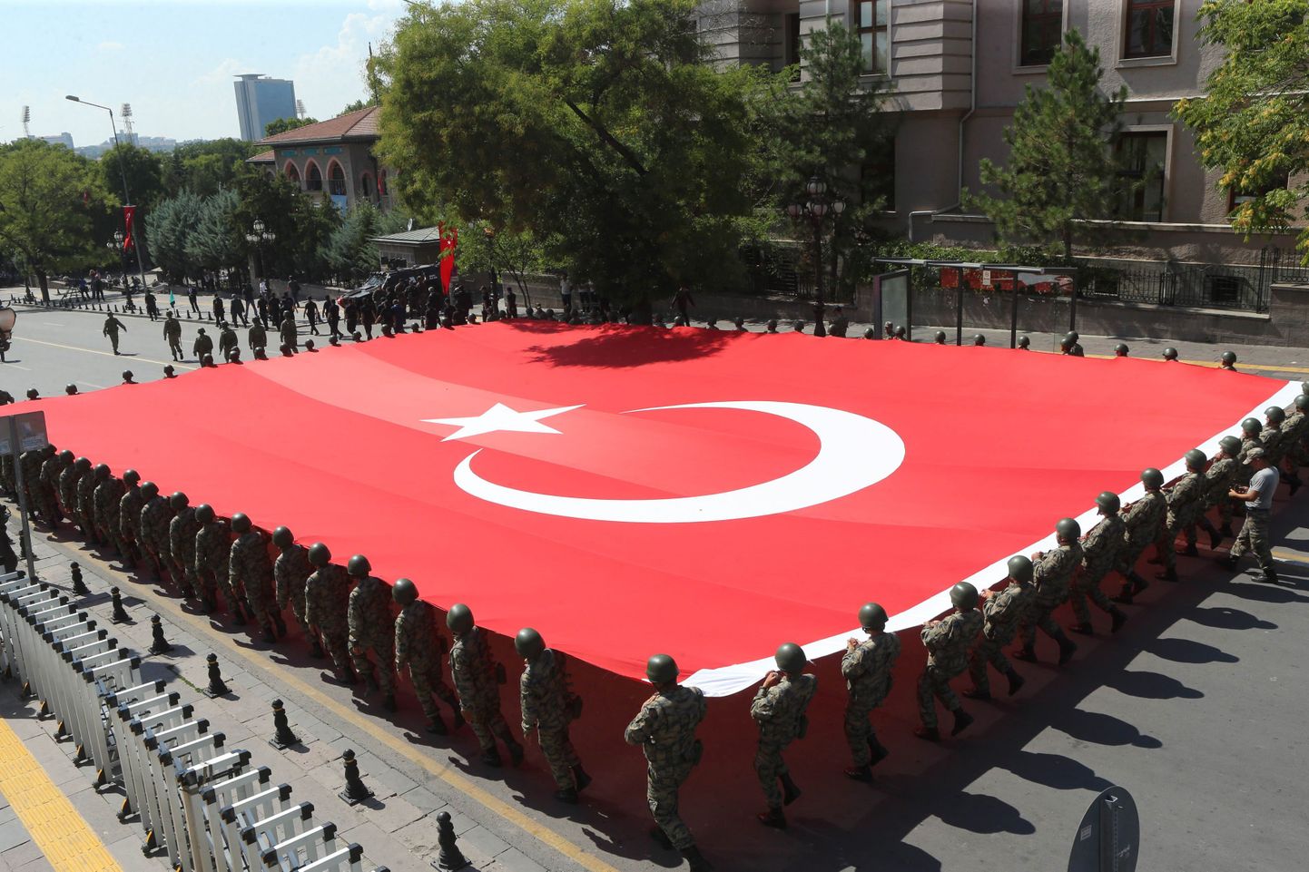 Türgi sõdurid hiiglaslikku Türgi lippu kandmas.