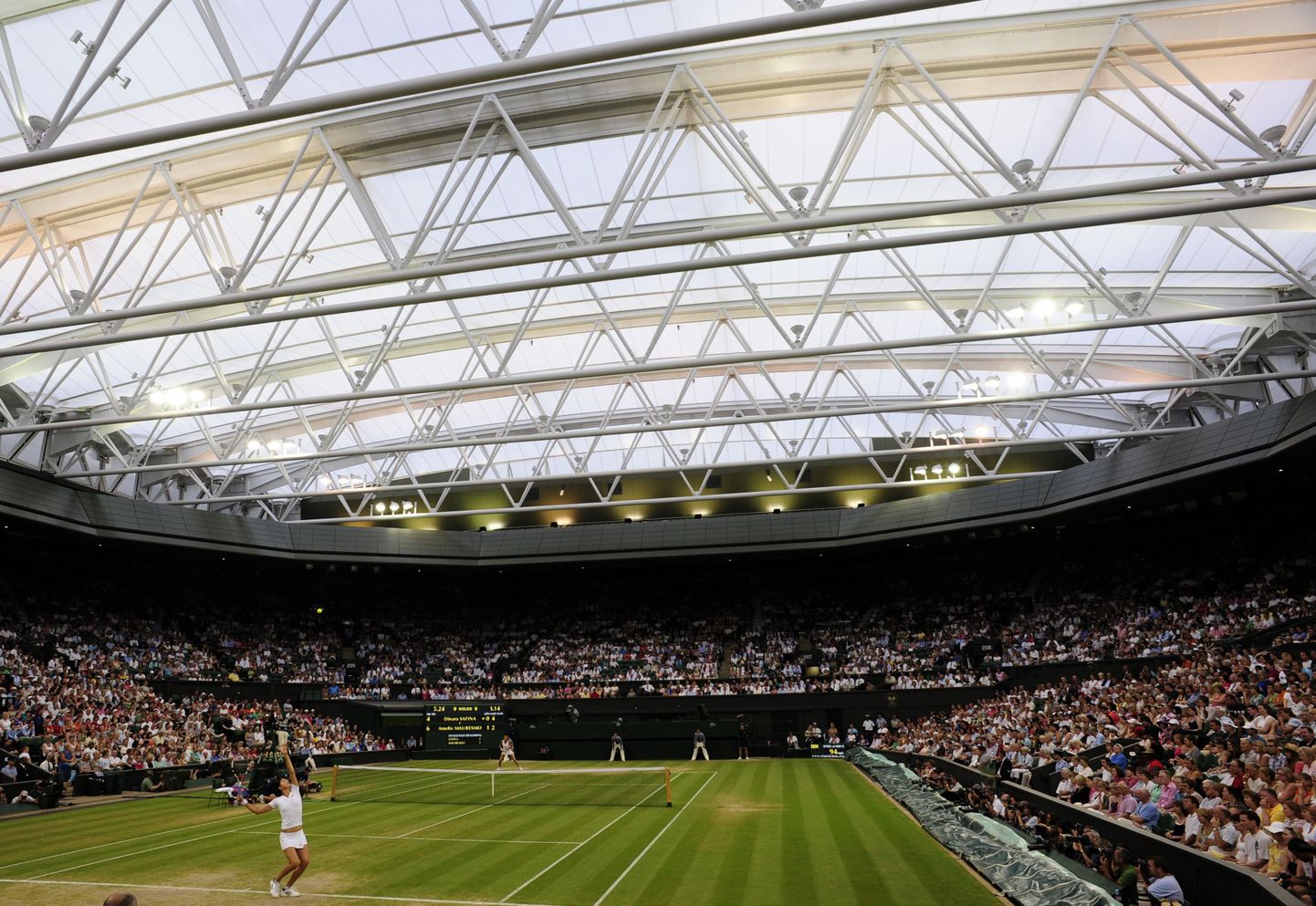 Wimbledoni aasta tagasi valminud renoveeritud peaväljak, millele saab vajadusel ka katuse peale panna.