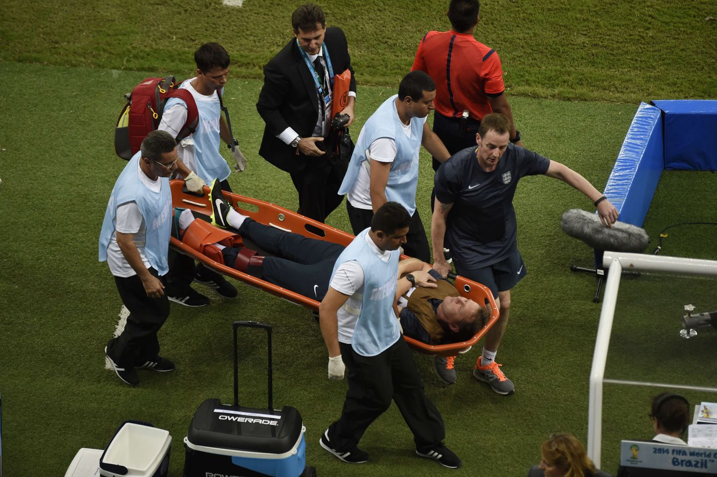 Мужчину уносят медики во время матча Италия - Англия.