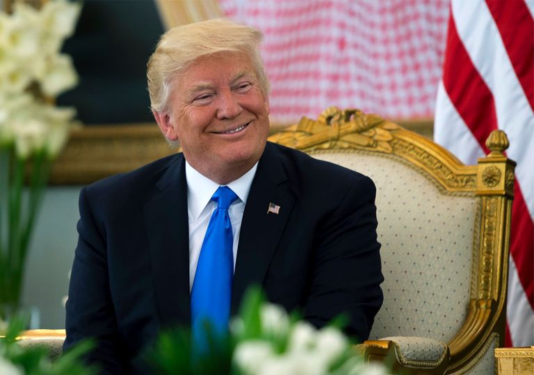 US President Donald Trump and Saudi Arabia's King Salman bin Abdulaziz al-Saud (unseen) stop for coffee, in the terminal of King Khalid International Airport following Trump's arrival in Riyadh on May 20, 2017. / AFP PHOTO / Saudi Royal Palace / BANDAR AL-JALOUD / RESTRICTED TO EDITORIAL USE - MANDATORY CREDIT "AFP PHOTO / SAUDI ROYAL PALACE / BANDAR AL-JALOUD" - NO MARKETING - NO ADVERTISING CAMPAIGNS - DISTRIBUTED AS A SERVICE TO CLIENTS Президент США Дональд Трамп.