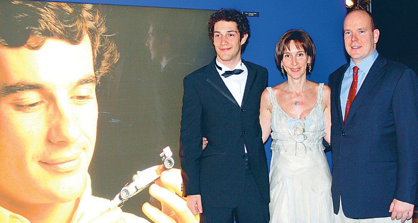 Bruno Senna koos ema Viviane ja Monaco valitseja vürst Albertiga oma onu Ayrton Senna mälestuseks tehtud näitusel.