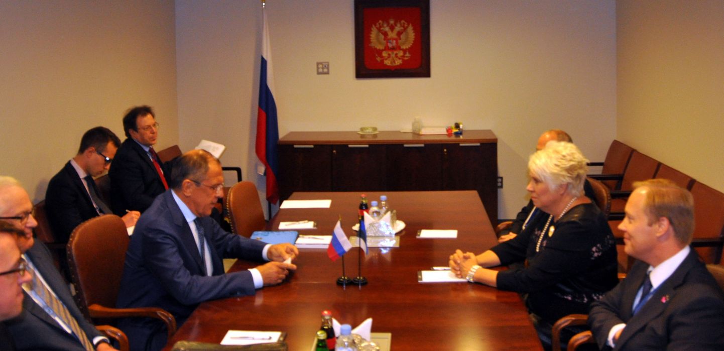 Eesti välisminister Marina Kaljurand (paremal) ja tema Vene kolleeg Sergei Lavrov (vasakul)