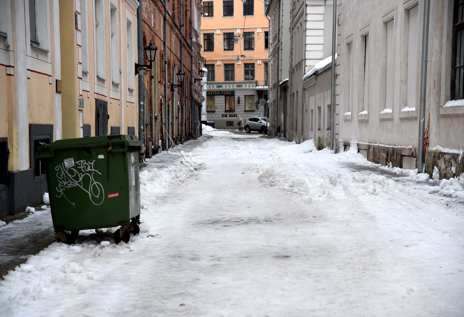Sniegs un ledus Arsenāla ielā.