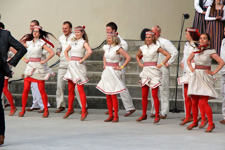 Ruubeni & Nele juhendaja Monika Kirss (vasakult teine) tantsuhoos. / Ants Leppoja / Järva maavalitsus