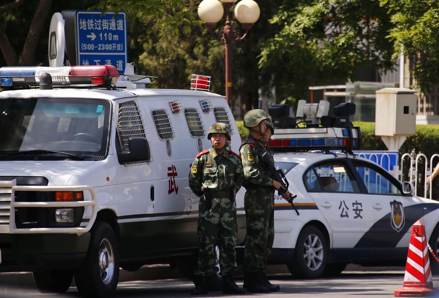 Hiina politseinikud operatiivautode juures.