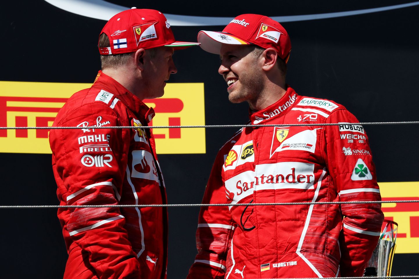 Ferrari jätkab duoga Kimi Räikkönen (vasakul) ja Sebastian Vettel.