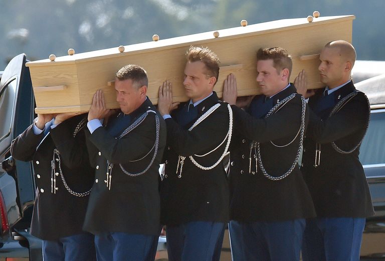 Hollandi sõdurid kandmas ühe hukkunu kirstu. Foto: Scanpix