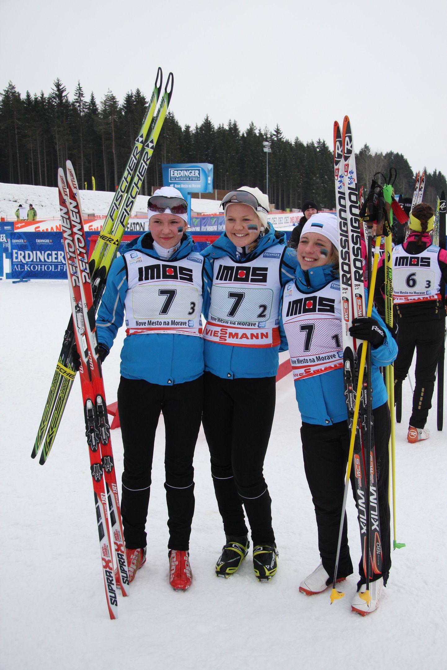 Eesti tüdrukute teatenaiskond: Darja Jurlova (vasakult), Grete Gaim ja Johanna Talihärm.