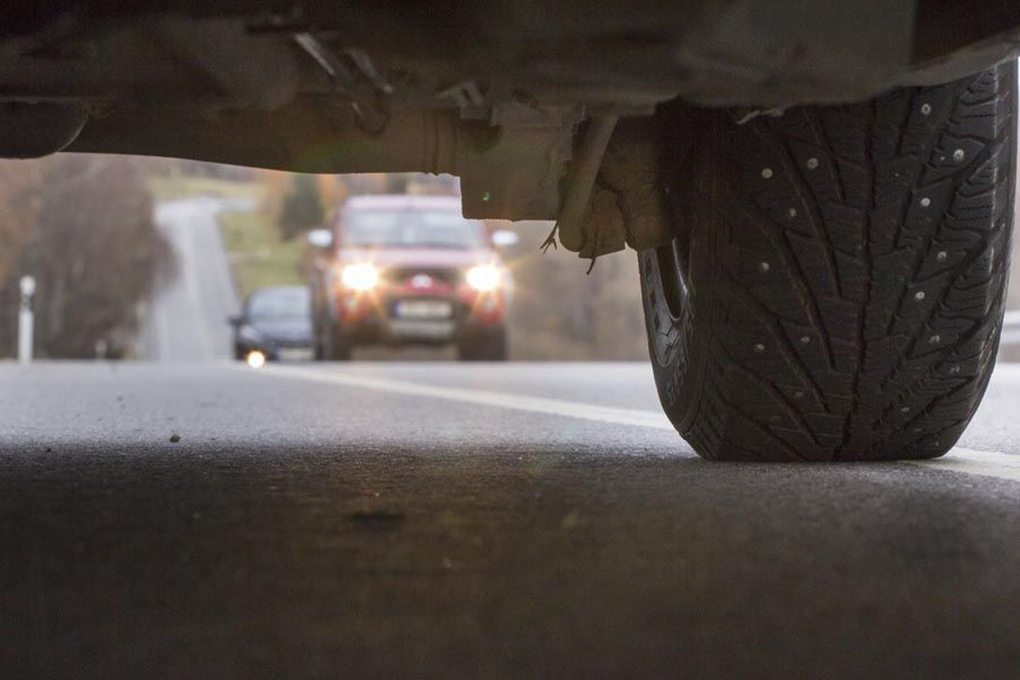 Juba sügisel võib juhtuda, et sõitma minnes on asfalt turvaliselt kuiv, aga peatselt muutub olukord tundmatuseni.