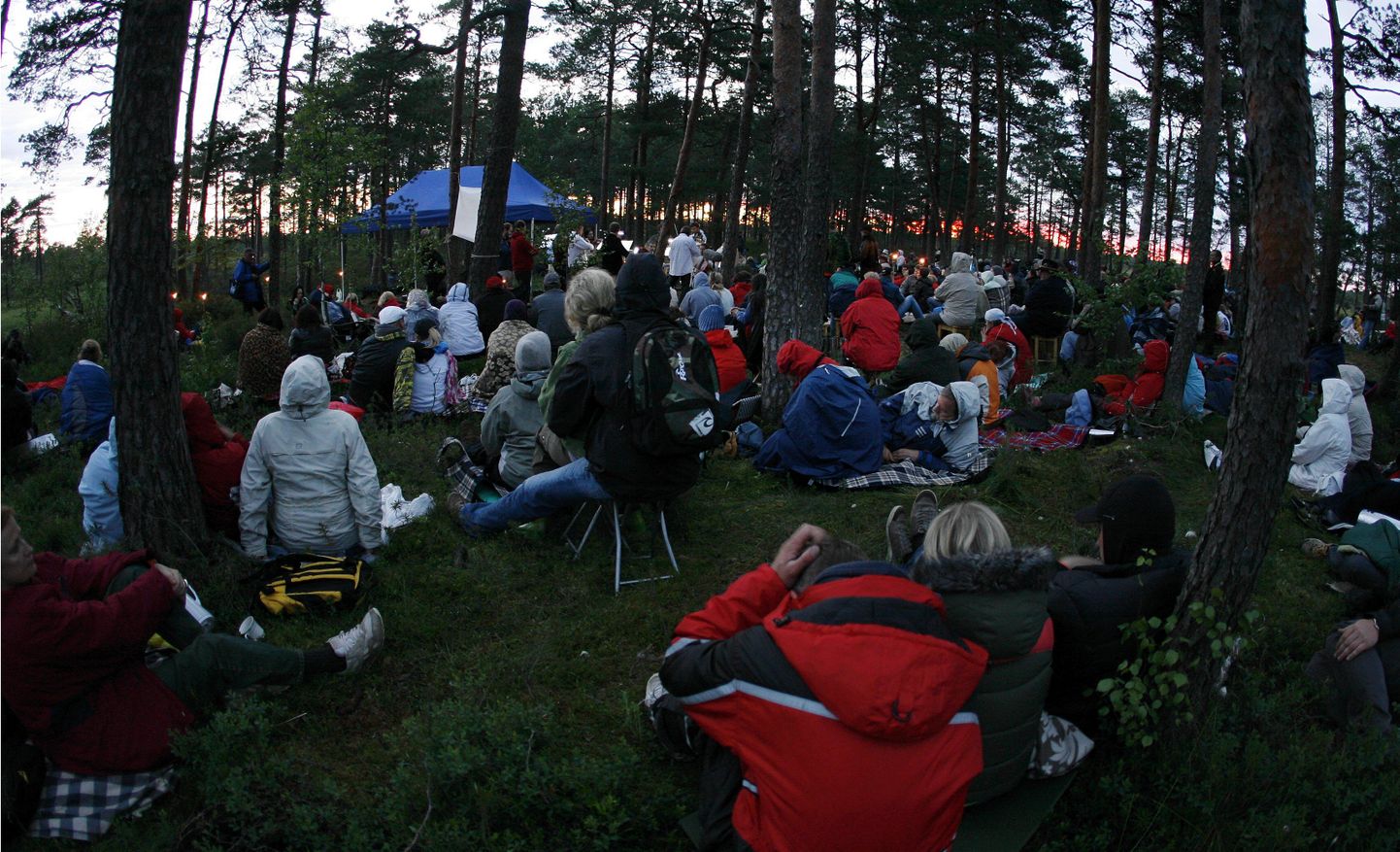 Kuresoos asetleidev päikesetõusukontsert on Suure-Jaani muusikafestivali üks tähtüritusi, mis toob rabasaare keset ööd rahvast täis. Kahjuks on igal aastal paar inimest, kes jõuavad kohale alles järgmiseks päikesetõusuks.