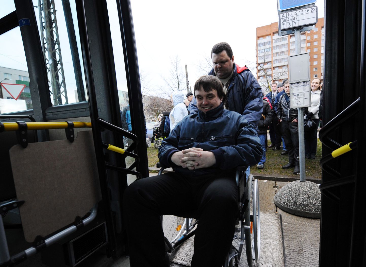 Bussijuhid Andre Koldre (istub) ja Ervin Ostrat (lükkab) said oma nahal järele proovida, mis tunne on ratastoolis istudes või seda lükates bussi siseneda.