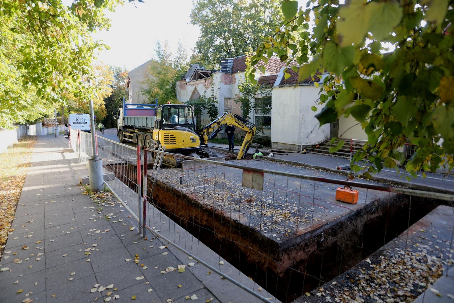Oru tänava algus on torutööde pärast paar nädalat suletud.