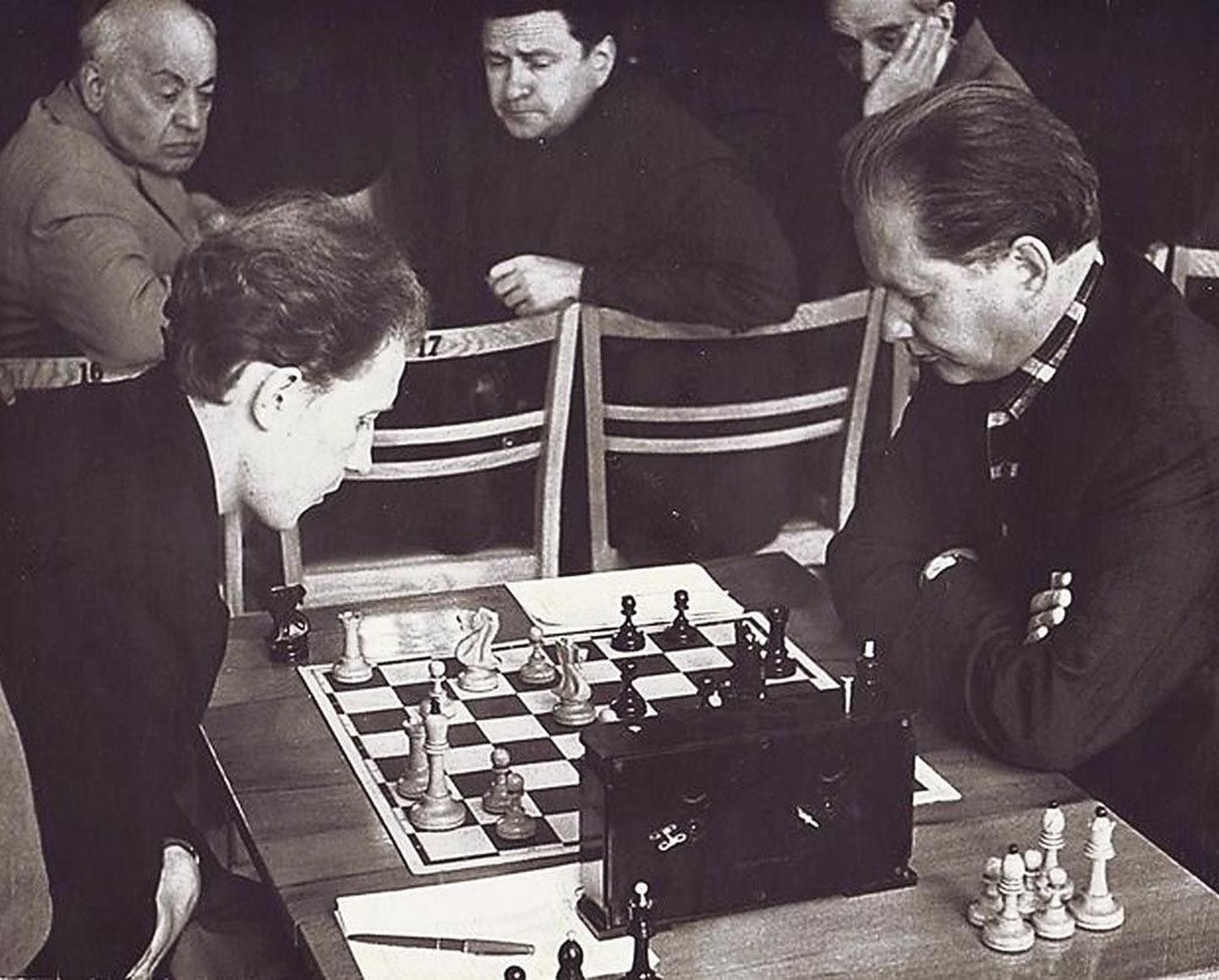 Endel Kivioja (vasakul) mängis noorpõlves edukalt kunagistel Pärnu suvistel maleturniiridel, kus kohtus teiste hulgas ka legendaarse suurmeistri Paul Keresega.