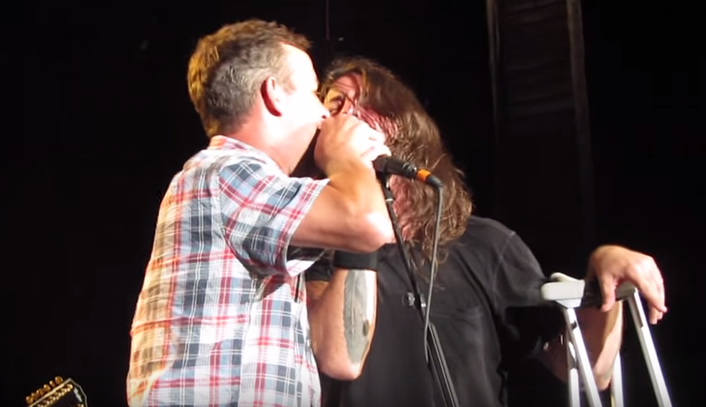 Foo Fightersi laulja nägi oma fänni lava ees nutmas ja kutsus ta endaga koos lavale laulma