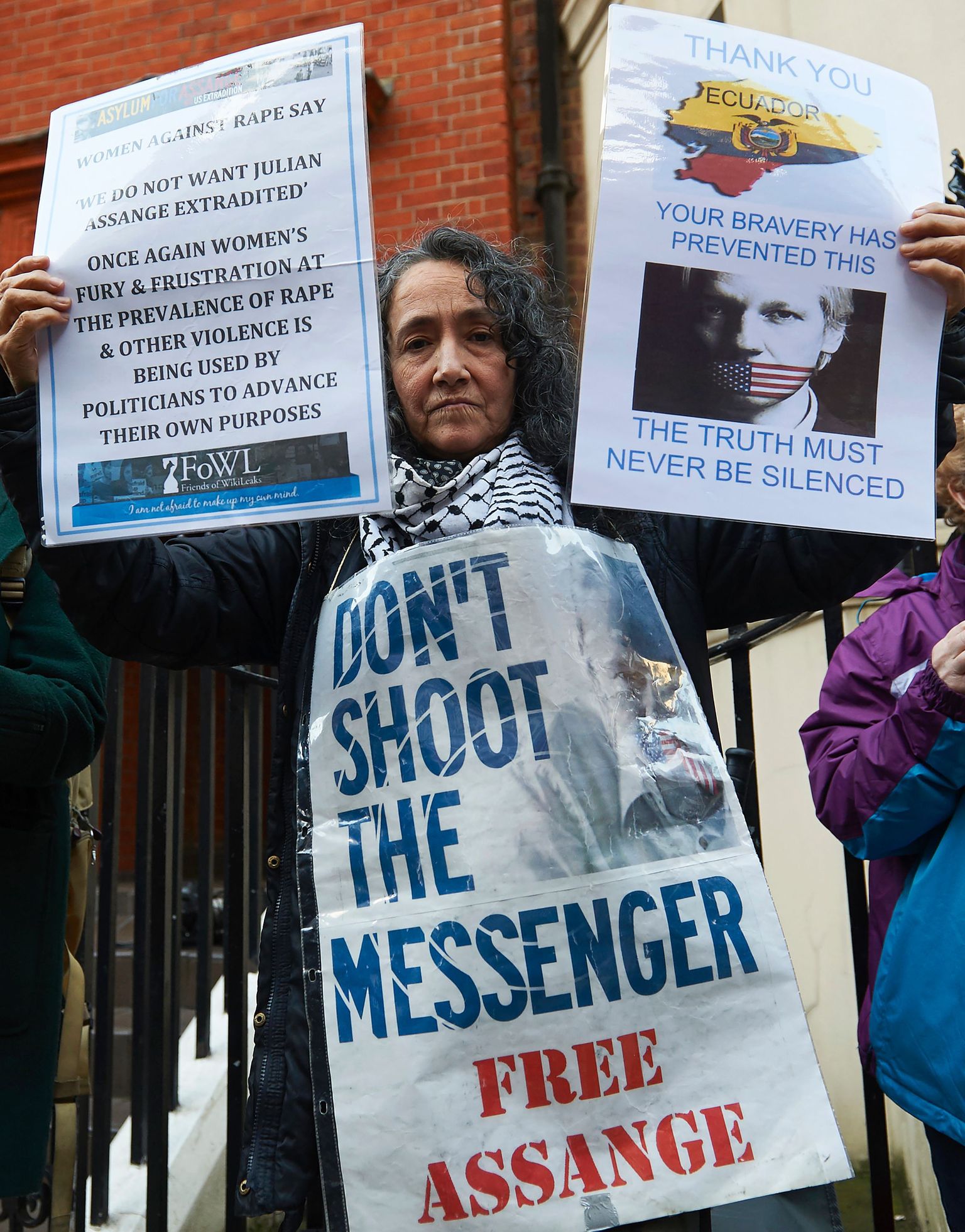 Julian Assange´i vabastamist nõudvate plakatitega naine eile Ecuadori Londoni saatkonna juures. Foto: AFP/SCANPIX