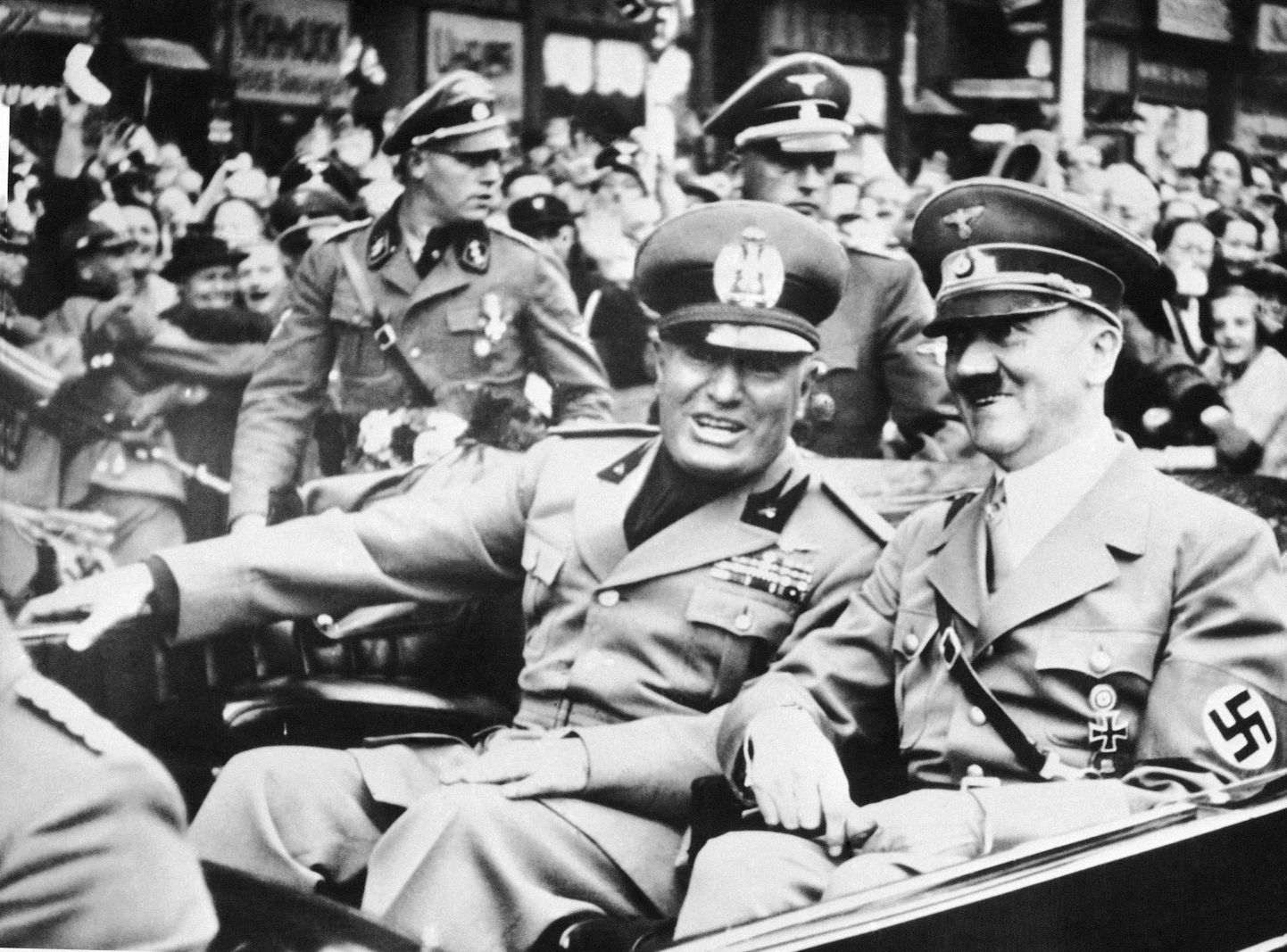 Benito Mussolini ja Adolf Hitler (paremal) aastal 1938.