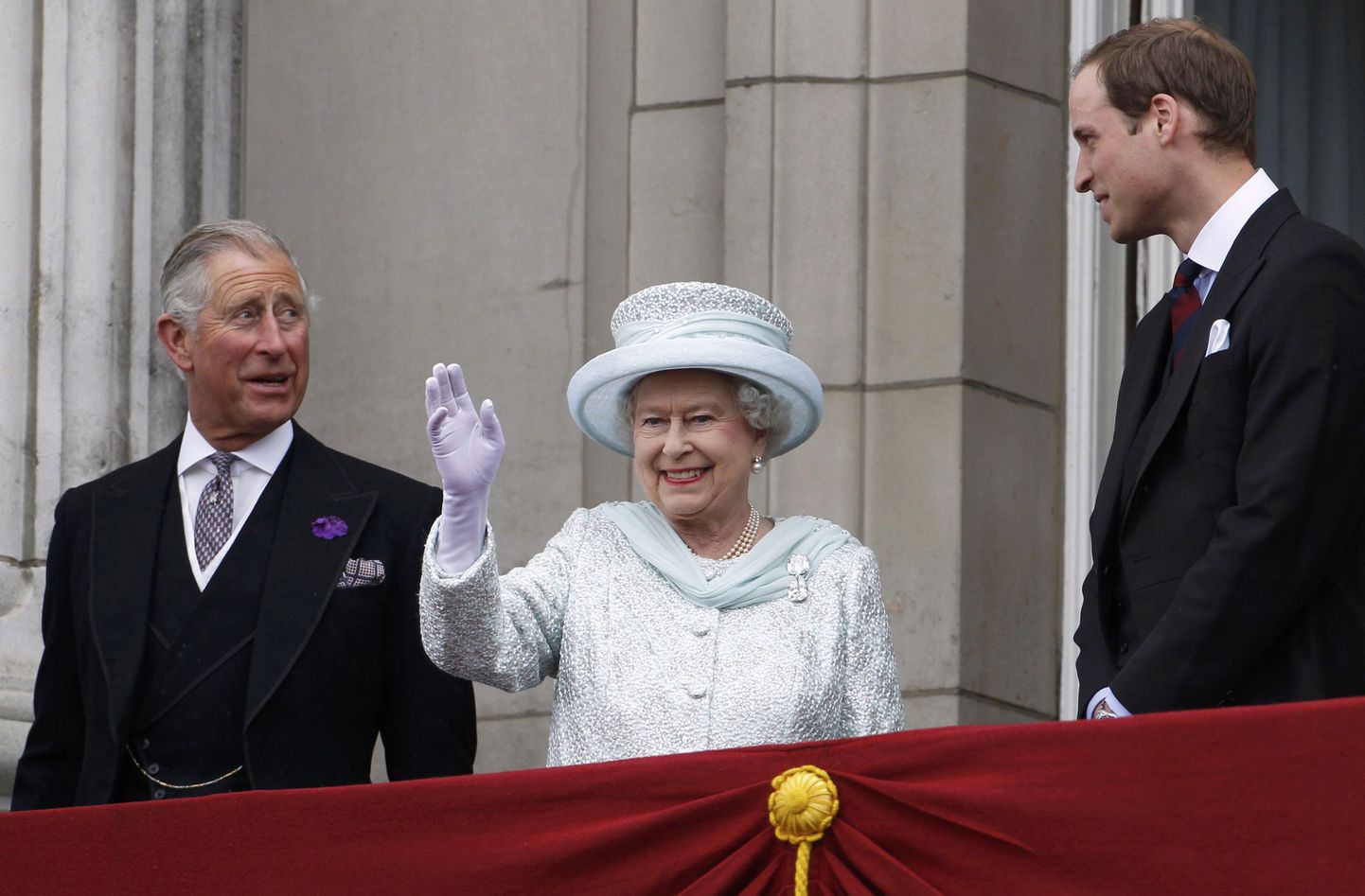 Briti kuninganna Elizabeth II lehvitab rahvale, vasakul poeg prints Charles, paremal pojapoeg prints William.