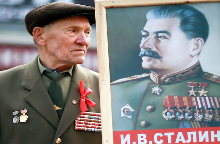 Иллюстративное фото. Оправдание сталинизма, портреты вождя несут в колоннах первомайской демонстрации в Москве