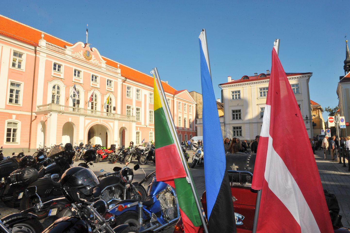 Balti keti 20 aastapäevale pühendatud üritus Komandandi aias, kus läideti vabaduse tuli ning läkitati mootorratturitega Läti poole teele Toompeal lehvinud Eesti lipp.
