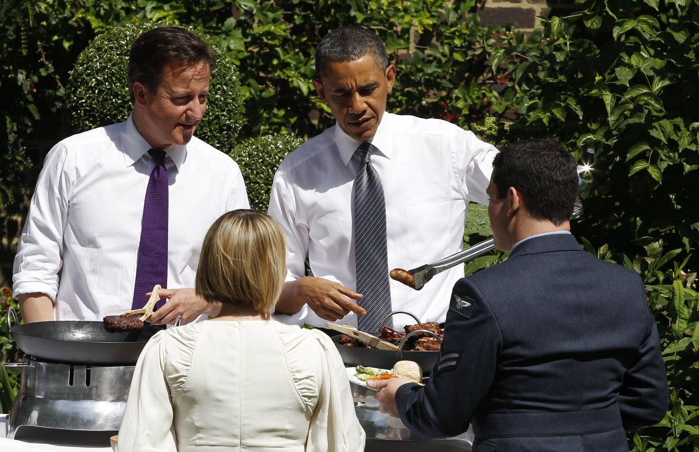 Barack Obama ja David Cameron grillimas ning külalistega vestlemas
