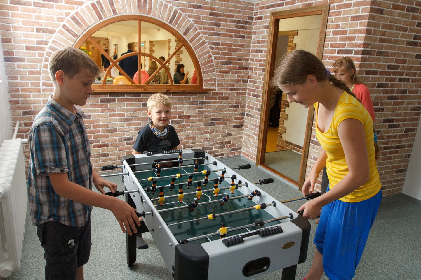 Lapsed Otepää avatud noortekeskuses lauajalgpalli mängimas.
