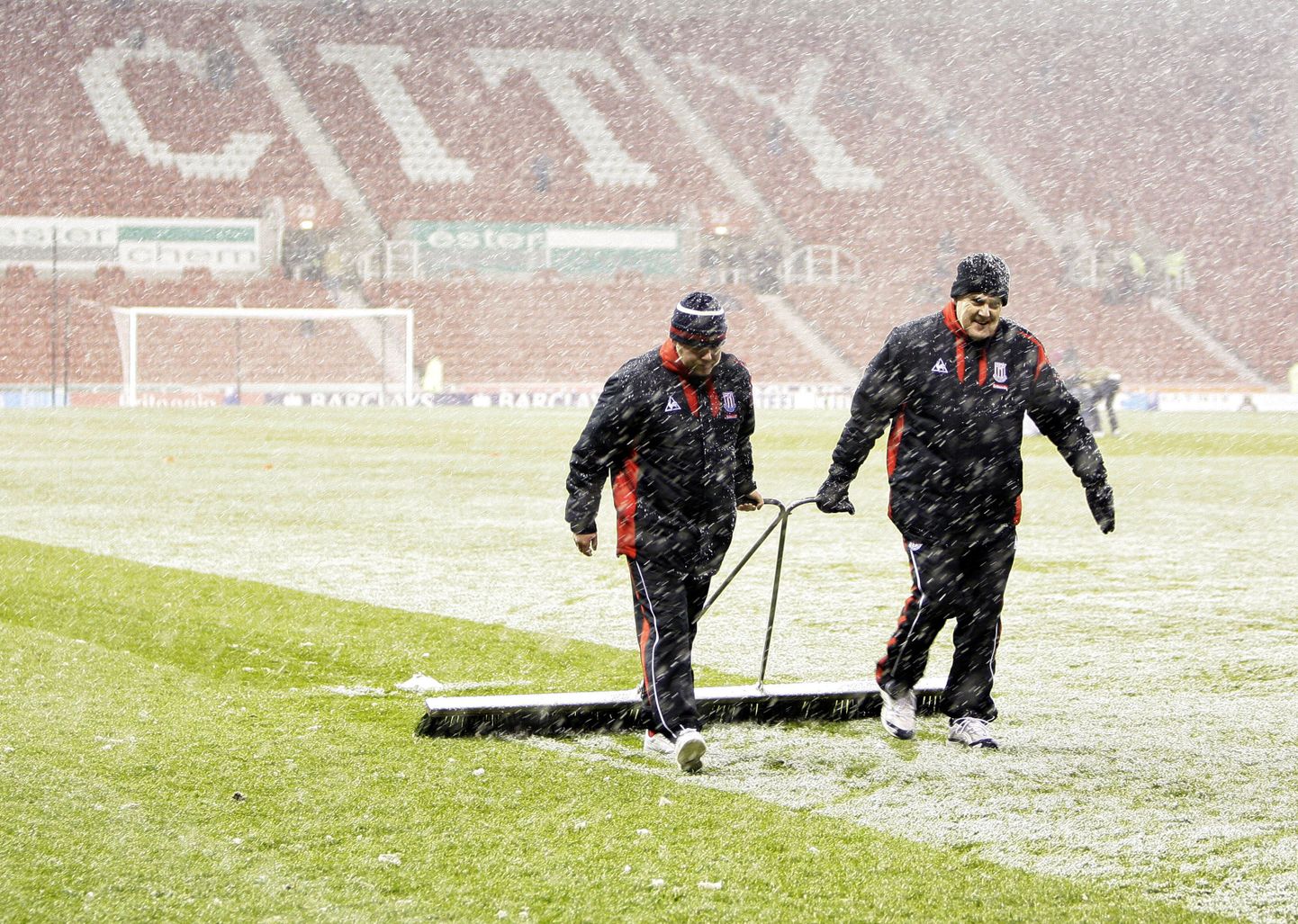Lumest üritatakse puhastada Stoke City staadionit.
