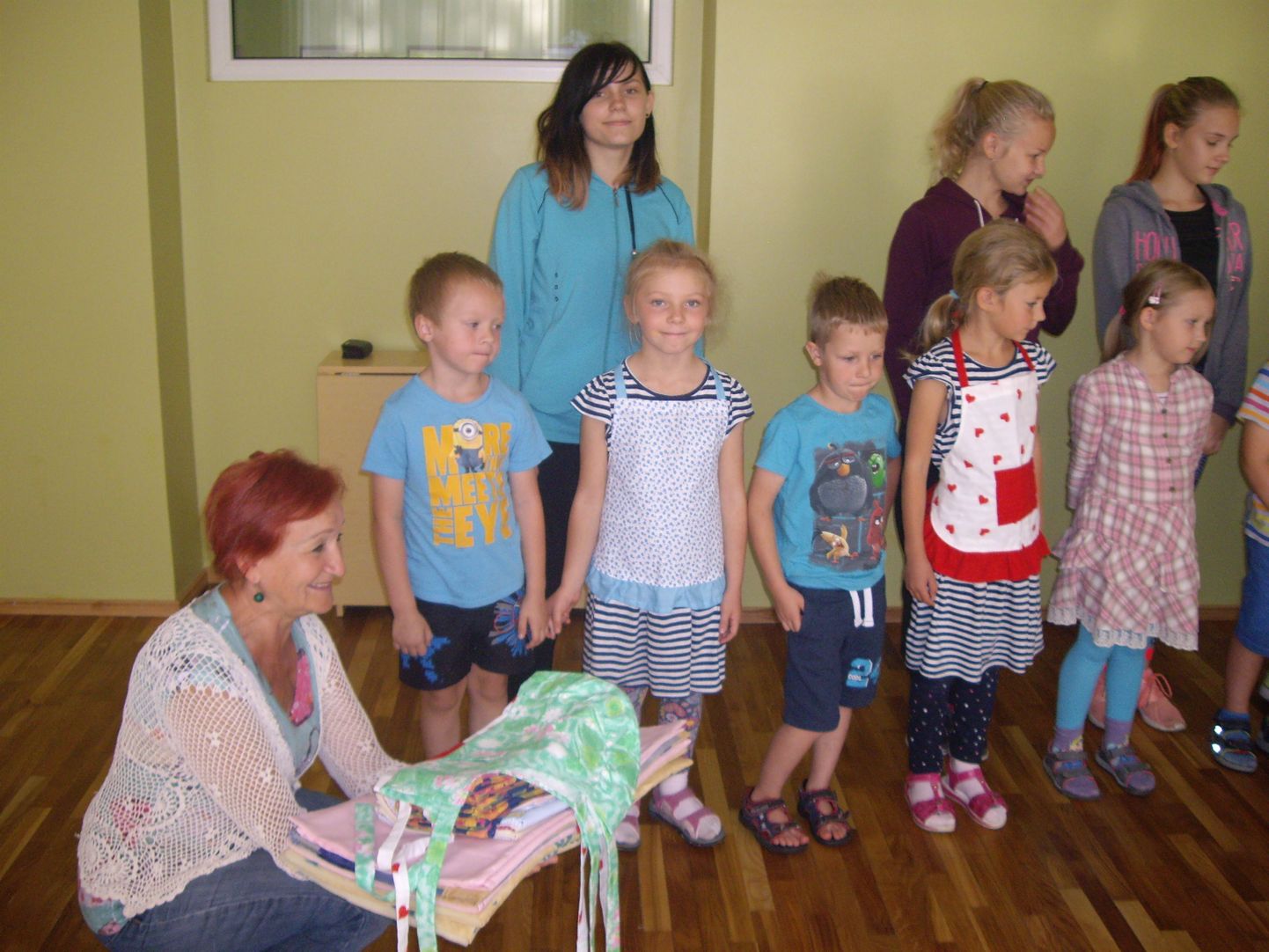 Raeküla kooli tüdrukute heategevusprojektis valmisid lasteaiamudilastele põlled, nukuvoodi pesu ja toolikatted.