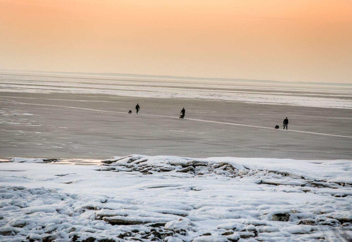 Päästjad ja politsei abistasid Pärnu lahe ääres Reiu rannas läbi jää vajunud kalamehi.