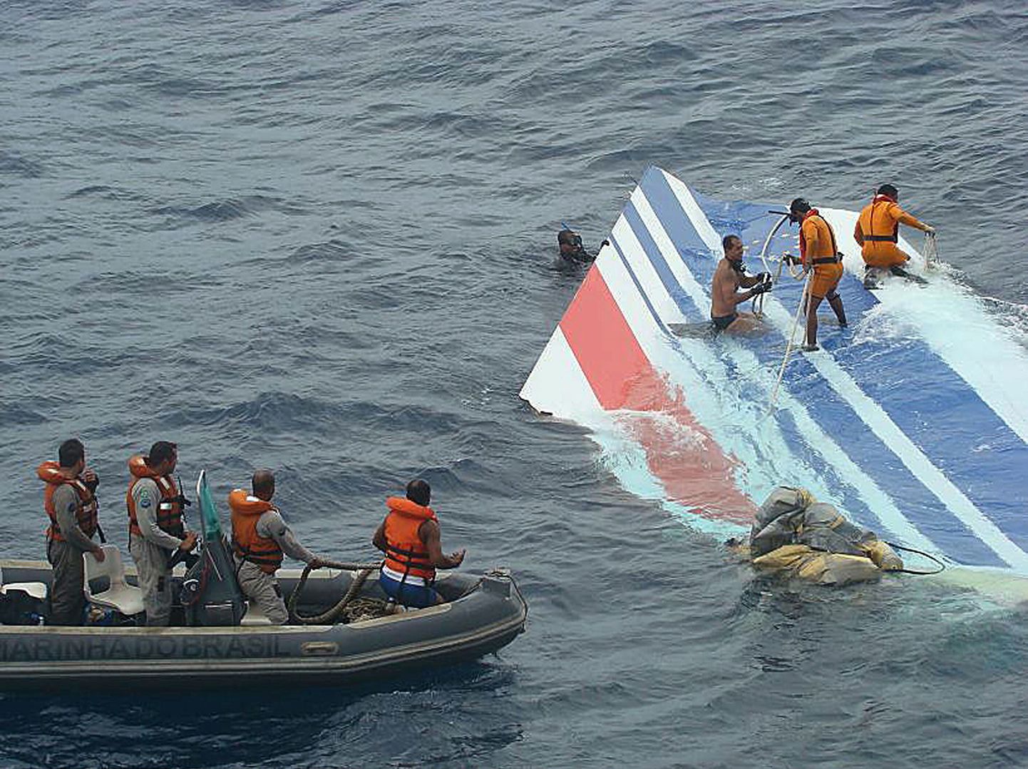 Brasiilia mereväe sukeldujad leidsid Air France´i õnnetuslennuki sabaosa tüki