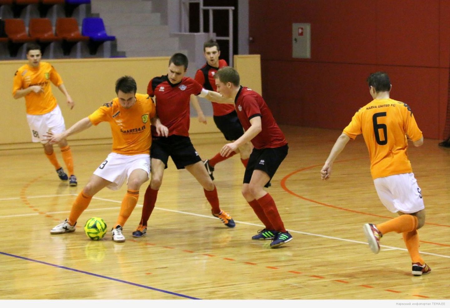 Матч с участием "Нарва Юнайтед" (в оранжевых футболках).