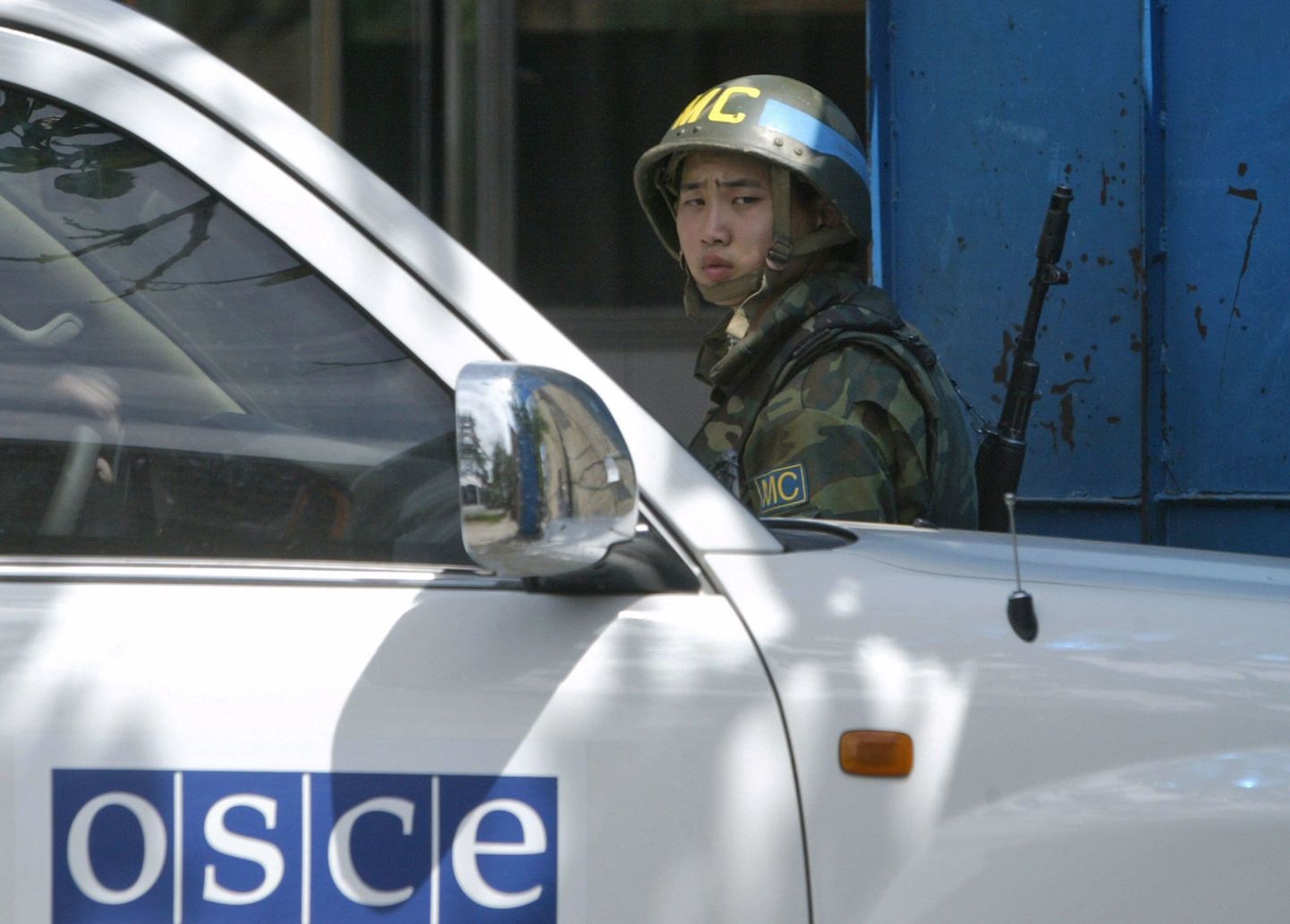 Vene sõdur Gruusias OSCE auto juures.