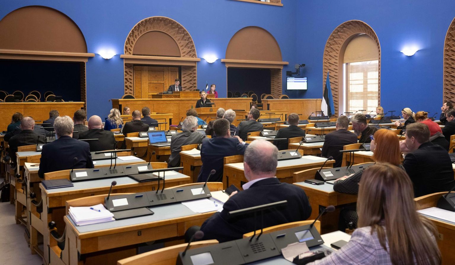 Riigikogu käsitles olukorda Ukraina abistamisel ja saalis leidus hulga tühje pinke. Kohalolekukontrolli ajal oli saalis nuppu vajutamas 73 saadikut, puudus 28.