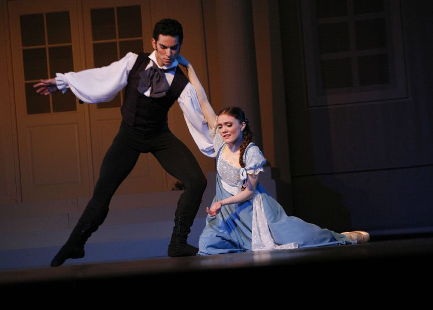 Peruulane Antonio Ayesta ja britt Hayley Jean Blackburn peaosaliste Onegini ja Tatjanana Vanemuise teatri balletis «Onegin».