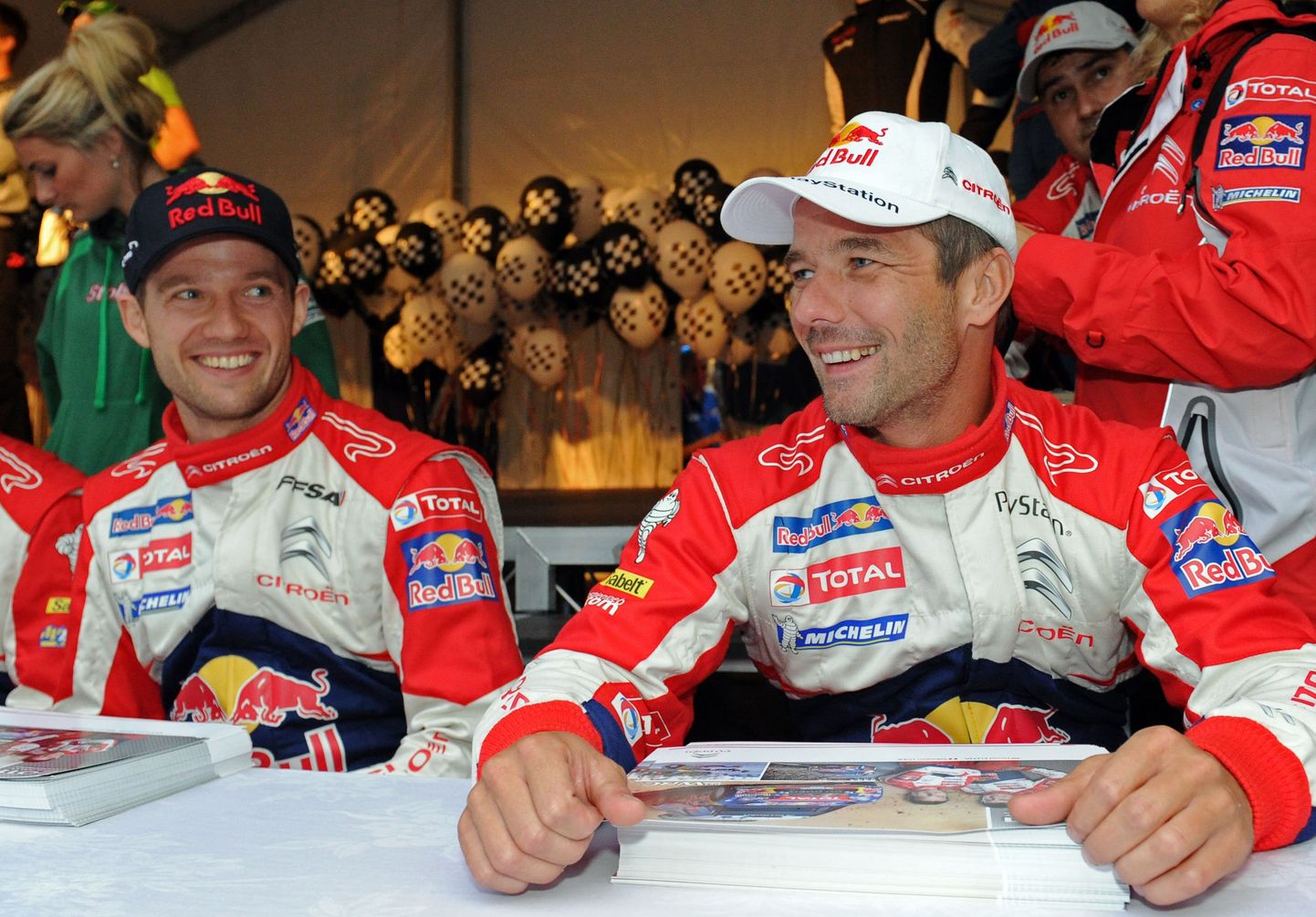 Sebastien Ogier (vasakul) ja Sebastien Loeb on kahekesi noppinud viimased 14 MM-tiitlit. Sel fotol on mehed 2011. aastal mälemad Citroëni värvides. Kas ajalugu võib veel kunagi korduda?