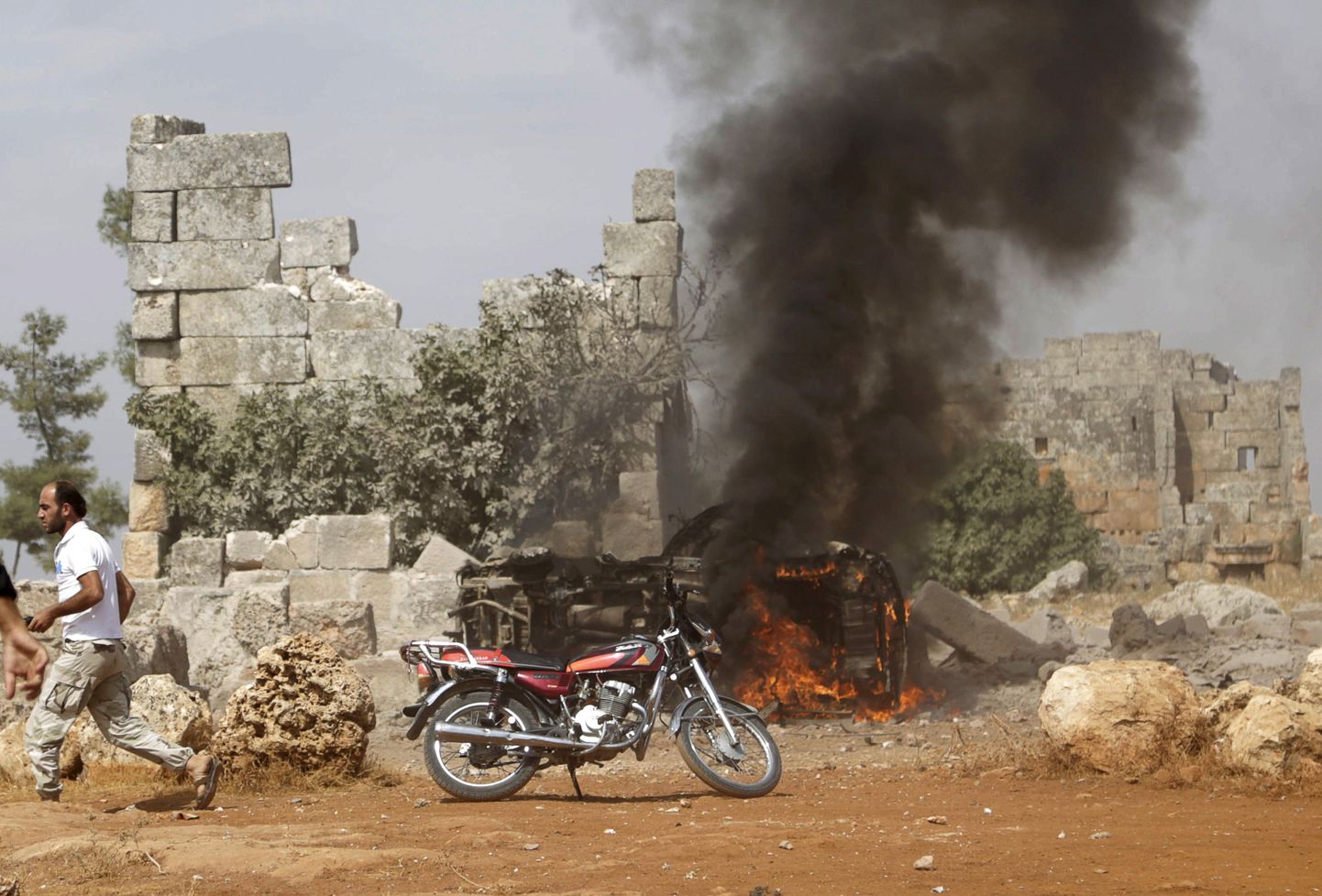 Õhulöögis tabamuse saanud ehitis Idlibi provintsis asuvas Hassis.