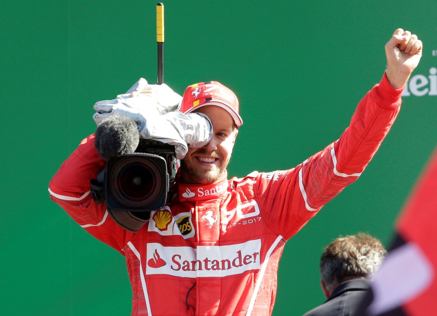 Sebastian Vettel publikut hullutamas.