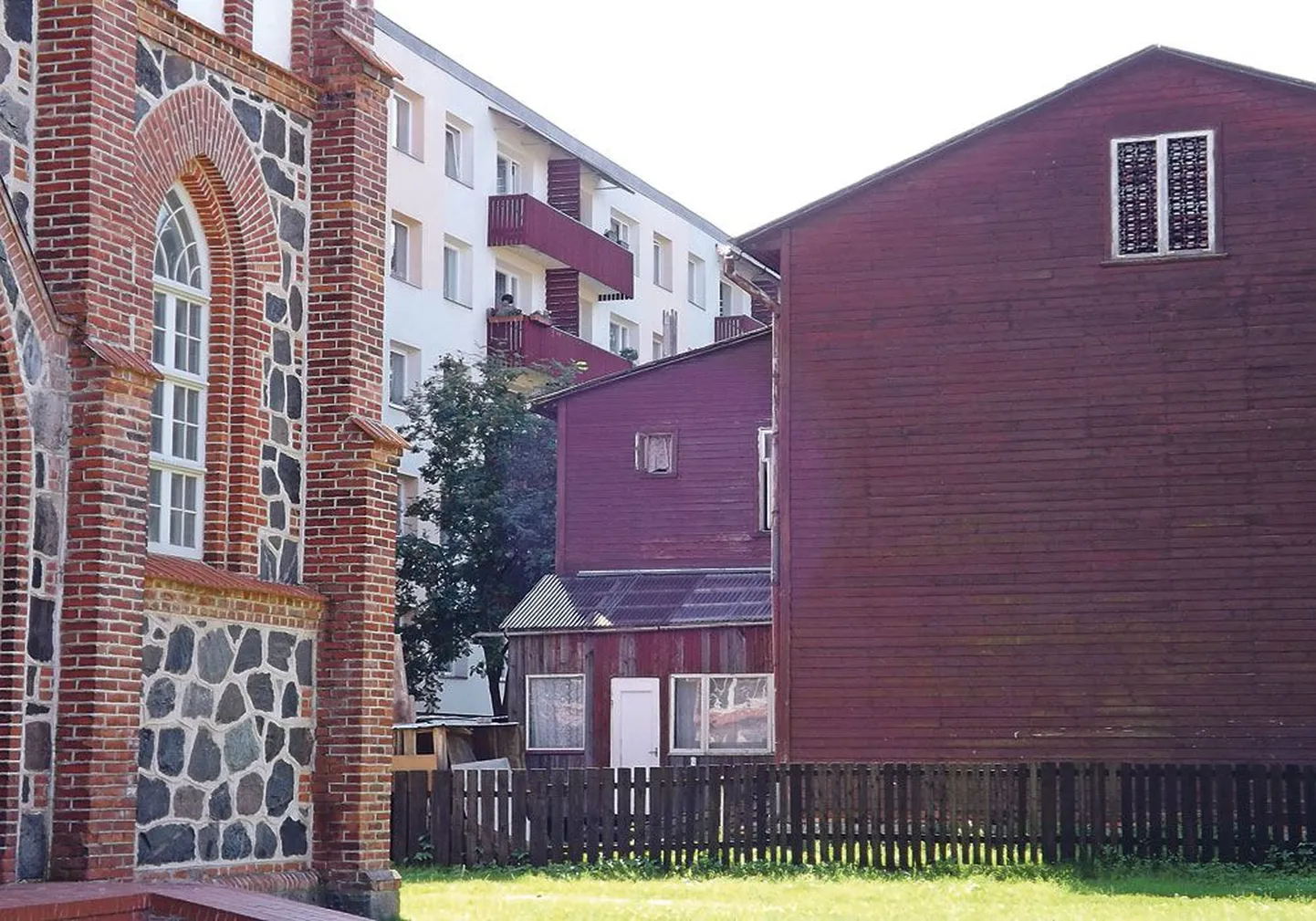Три в одном флаконе: католическая церковь Святого духа начала прошлого века, пятиэтажка брежневской поры и реновированный деревянный дом.