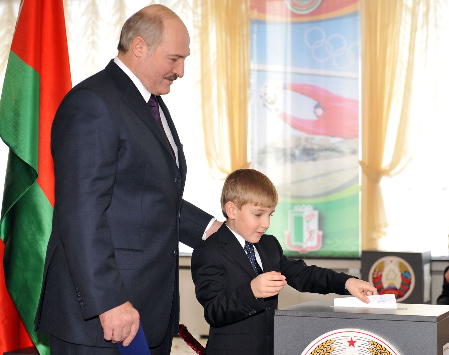 Александр Лукашенко с сыном Колей на избирательном участке (архив).