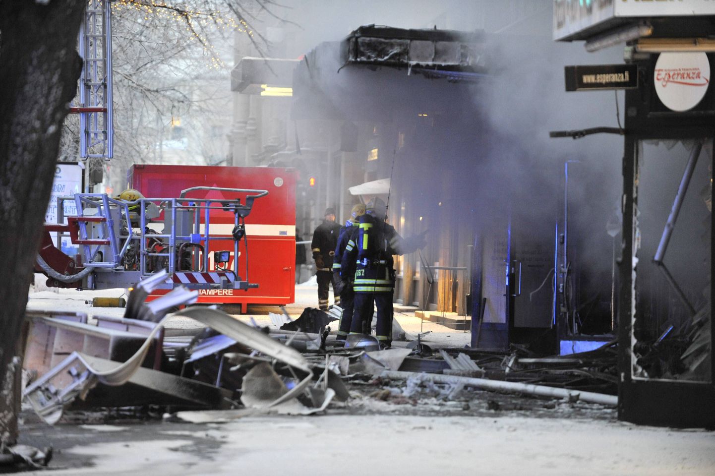 Tuletõrjujad kebabirestorani ees Tamperes.