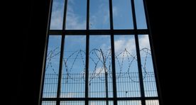 Суд пошел на крайнюю меру и отправил за решетку несовершеннолетнего